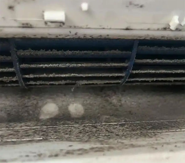 望都空调吹的风有股烧焦味是怎么回事